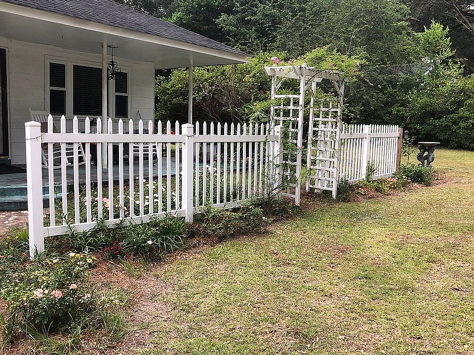 2nd image of 3871 Hawthorne Dr