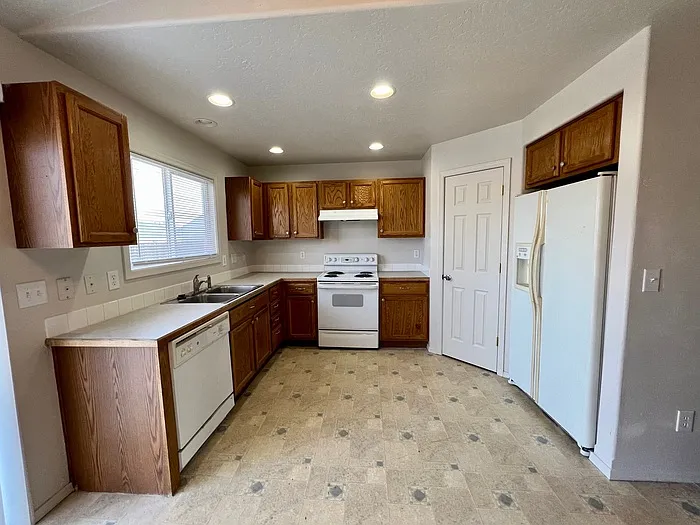 4 bed, 2.0 bath, 1274 sqft, $2,200 — Photo 2