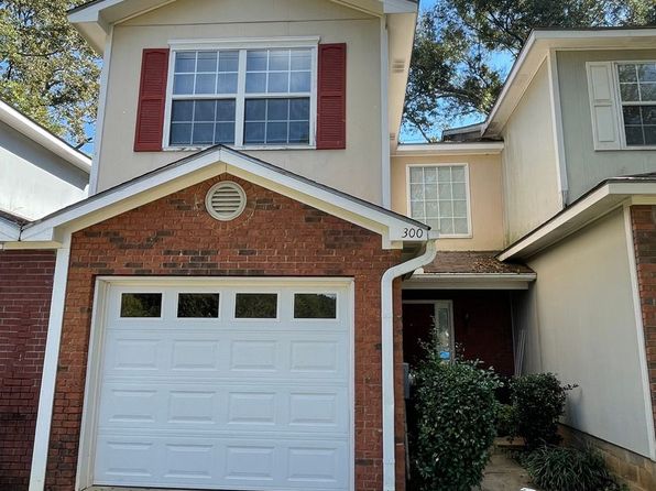 300 Foxchase Ln