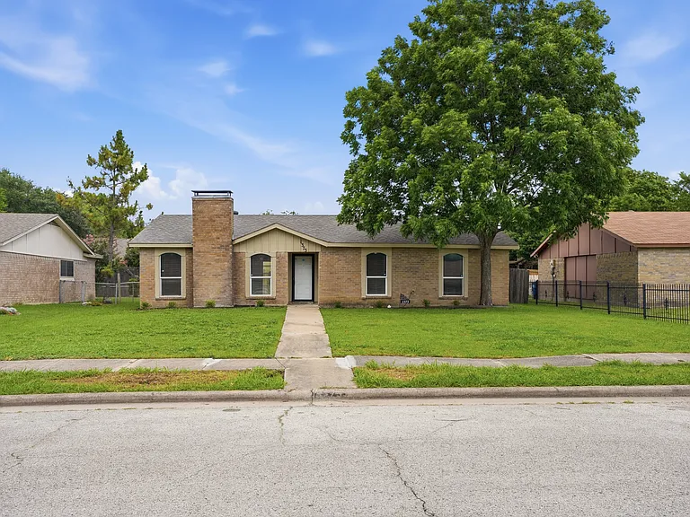 1373 Oakbluff Dr — Photo 2