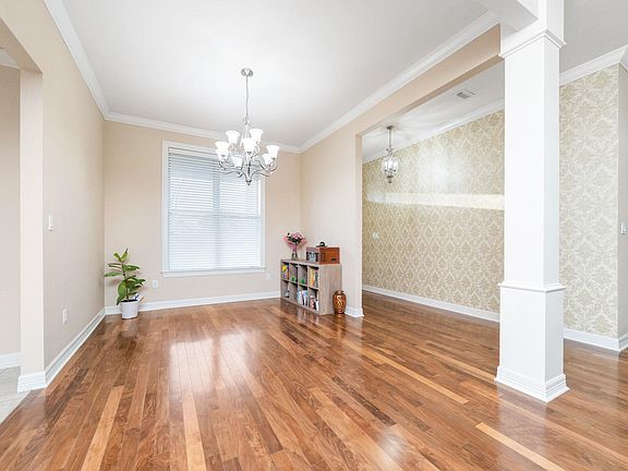 3rd image of 706 S White Oak Rd