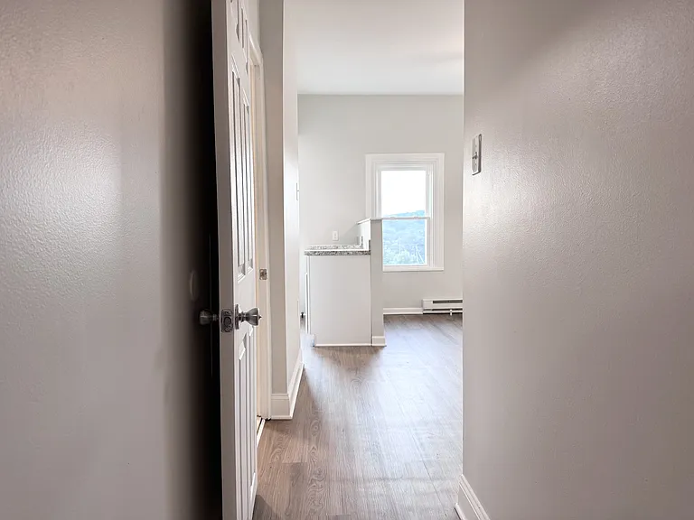 526 E Main St — Photo 3