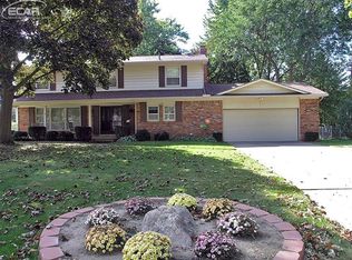 1096 Cool Ridge Dr, Grand Blanc, MI 48439