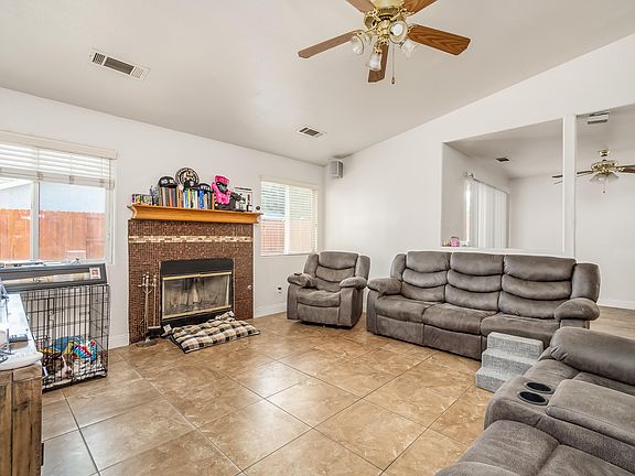 4th image of 3735 E Belmont Ave