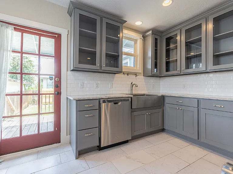 1121 E Crockett St — Photo 13