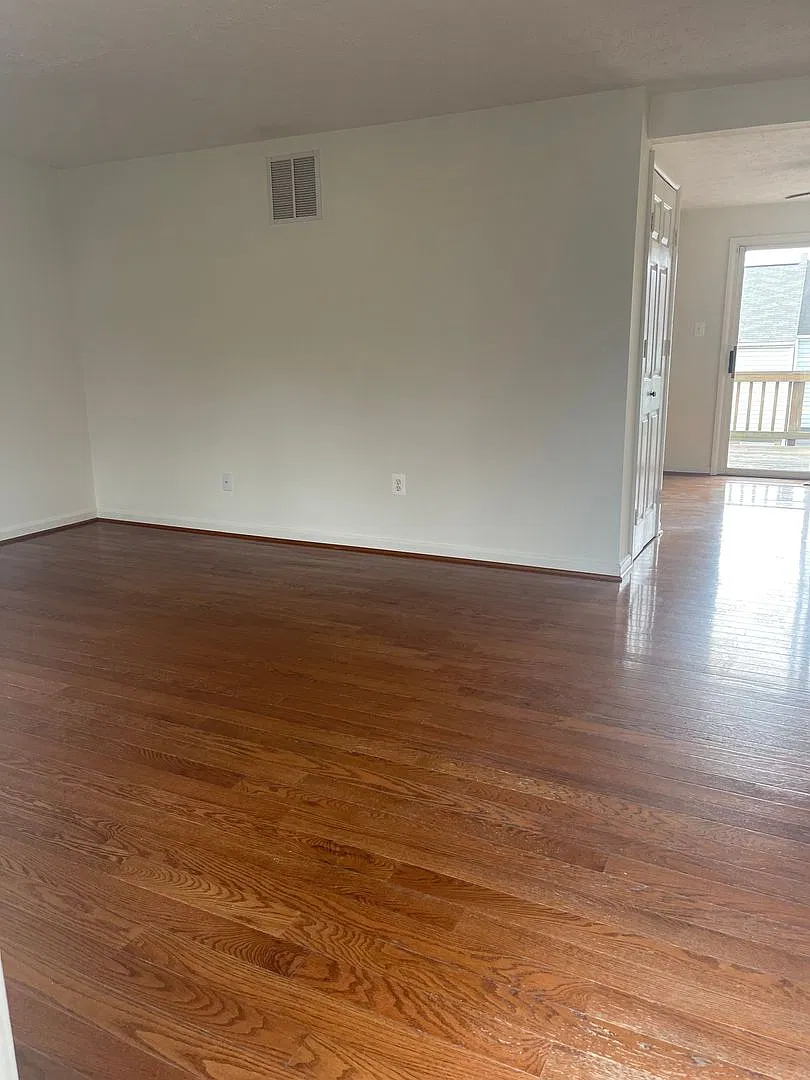 3 Level Townhouse With Wood Floor On All 3 Levlel — Photo 2