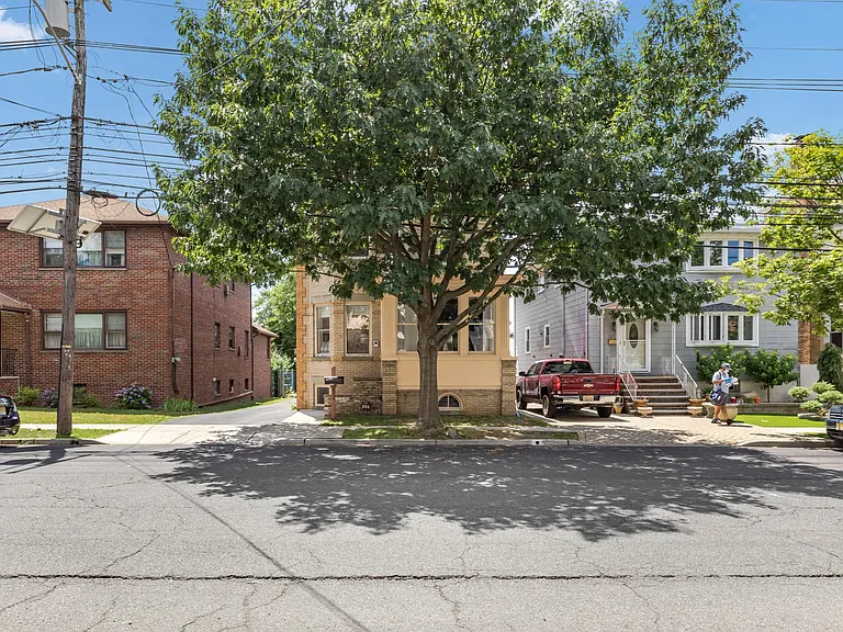 253 Born St #1 — Photo 6