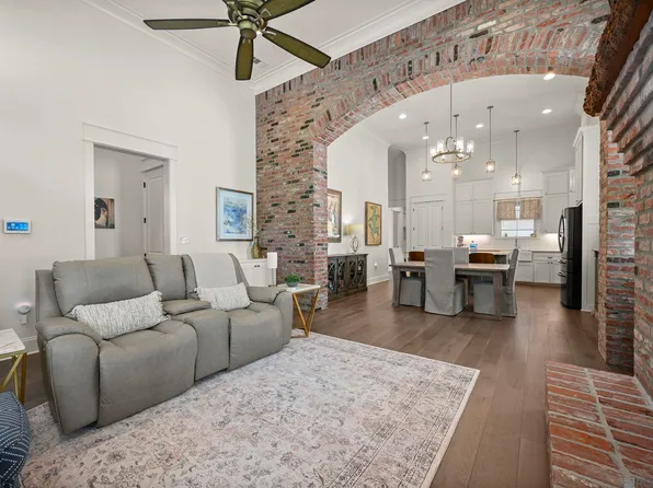 2843 Pointe Marie Dr, Baton Rouge, LA 70820