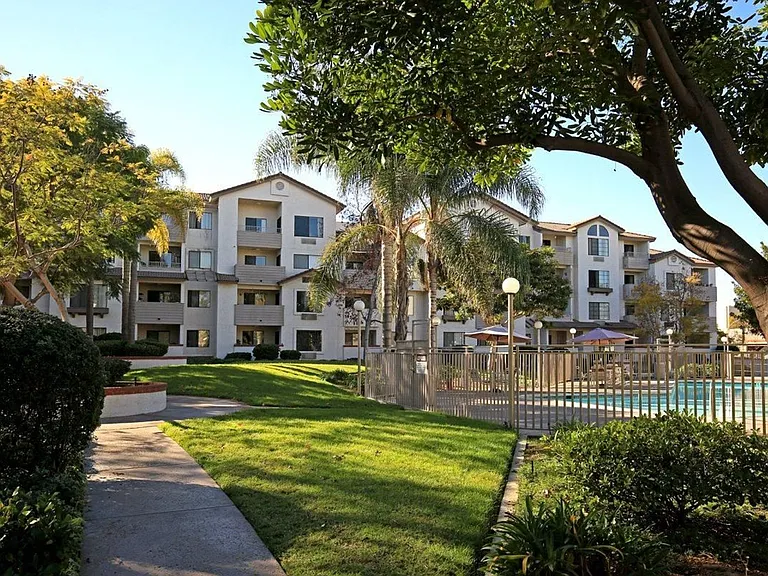 One park Apartments — Photo 9