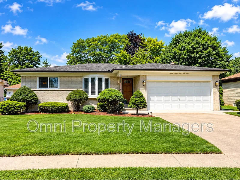 3 bed, 1.5 bath, 1285 sqft, $2,000 — Photo 2