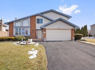 6297 Surrey Ridge Rd, Lisle, IL 60532