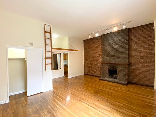 3rd image of 126 W 71st St #3