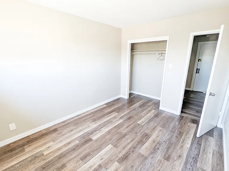 1601 Queensway — Photo 8