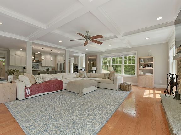 5th image of 159 Walpole St