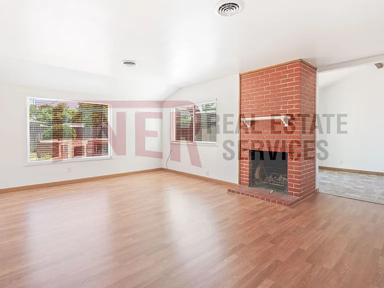 3413 Windsor Dr — Photo 2