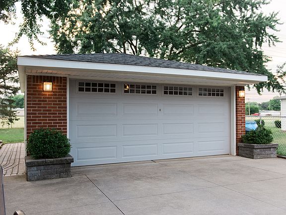 3rd image of 30863 Iroquois Dr