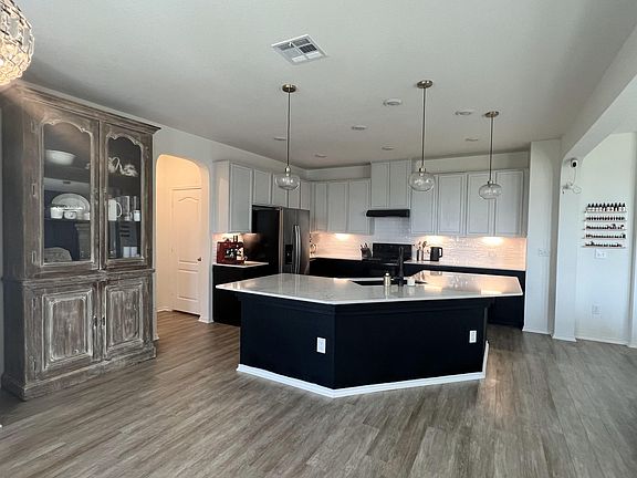 3rd image of 613 Dandelion St