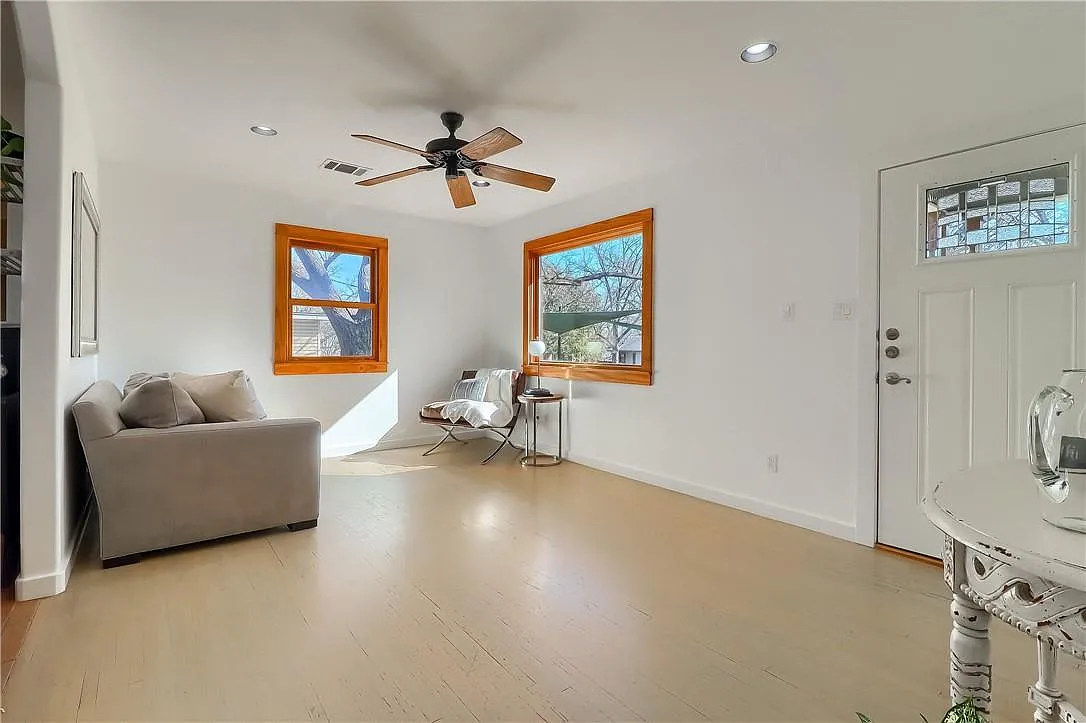 2 bed, 1.0 bath, 698 sqft, $2,950 — Photo 4