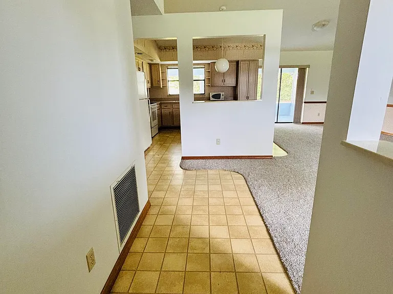 337 NW Tyler Ave — Photo 5