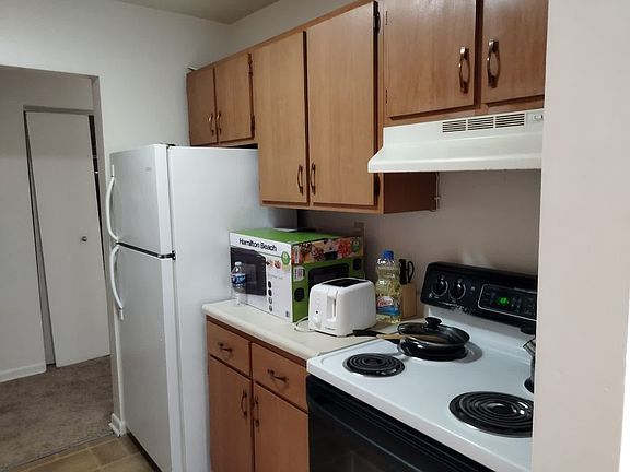 5th image of 819 S Elm St APT 6