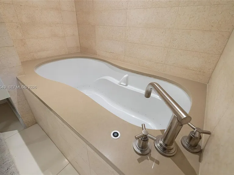 6801 Collins Ave #LPH06-DOORLPH14 — Photo 20