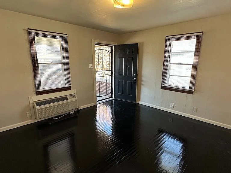 1303 N Gladstone Ave — Photo 2
