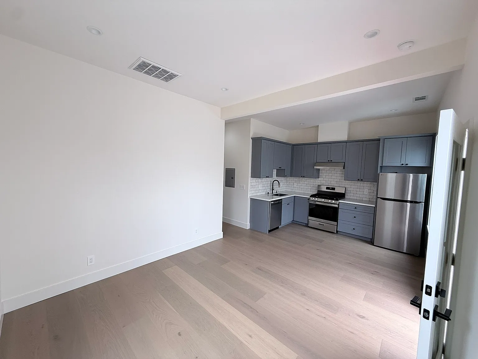 1 bed, 576 sqft, $4,000 — Photo 2