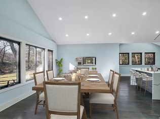 138 Station Rd, Great Neck, NY 11023