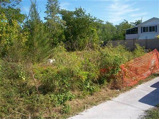 4th image of 2801 Venetian Dr
