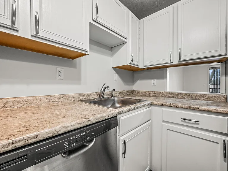 347 Oakland St #47 — Photo 24