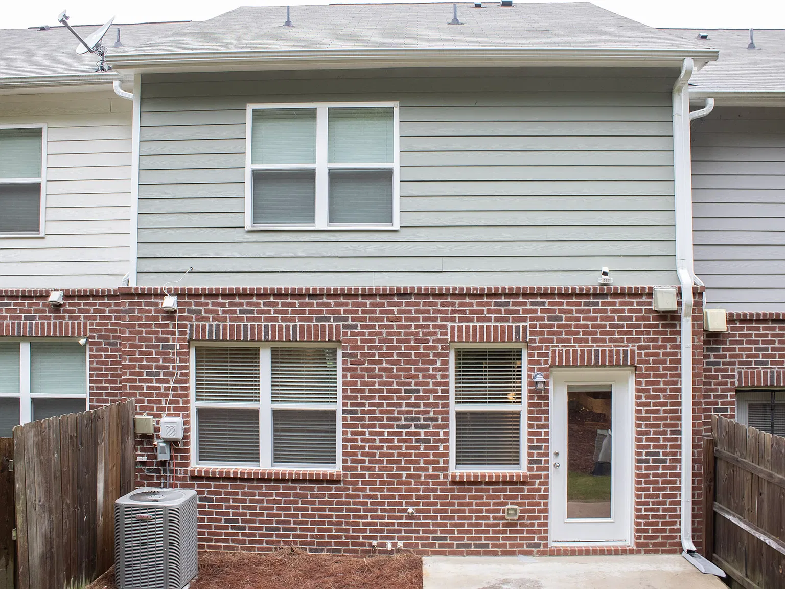 3 bed, 2.5 bath, 1589 sqft, $1,925 — Photo 3