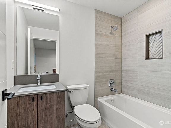 4th image of 10048 Ravenna Avenue NE