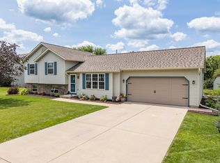 1011 Eagle Ln, Poynette, WI 53955