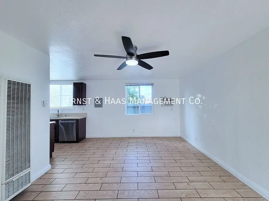Lovely Triplex Apartment in the Heart of Downtown Long Beach across from Cesar Chavez Park! — Photo 4