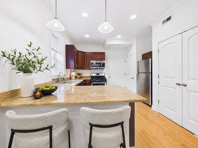 1621 Green Street — Photo 5
