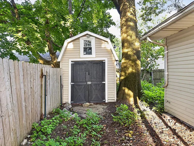 611 Greenfield Dr — Photo 35