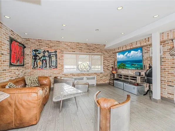 4766 Bedford Avenue image 4 of 29