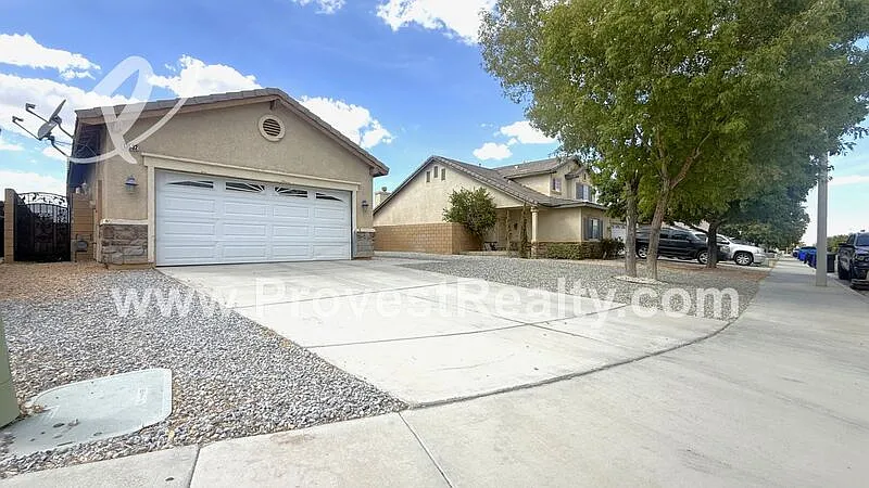 3 bed, 2.0 bath, 1455 sqft, $2,200 — Photo 3