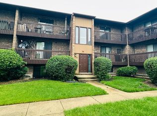 450 Perrie Dr #302, Elk Grove Village, IL 60007