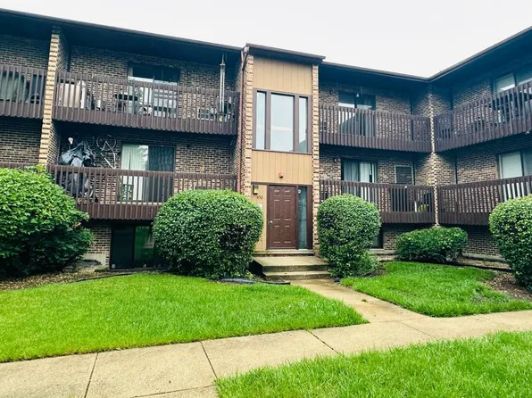 450 Perrie Dr #302, Elk Grove Village, IL 60007