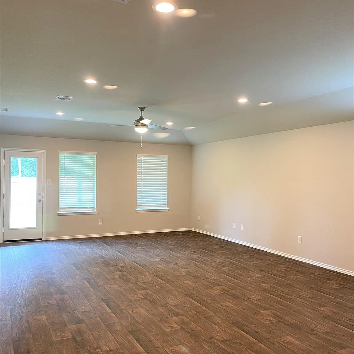4 bed, 2.0 bath, 2030 sqft, $2,390 — Photo 4