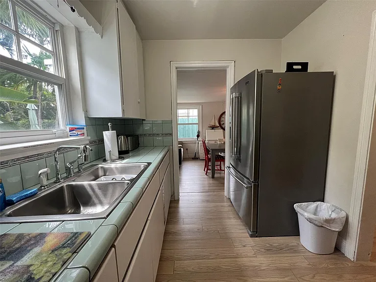 819 SW 9th Ter — Photo 8