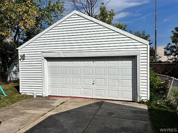3rd image of 121 Hagen St