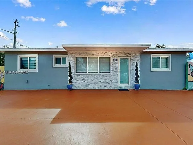 5 bed, 3.0 bath, 2000 sqft, $4,000 — Photo 2