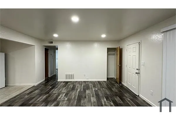 Building Photo - 5694 Tucson Dr #1