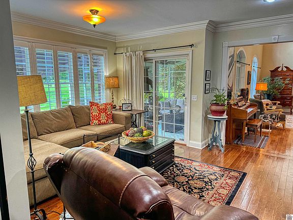 4th image of 315 Country Club Ln