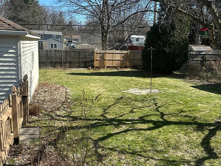 94 Shorewood Dr — Photo 4