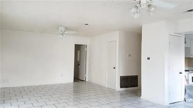 3 bed, 2.0 bath, 1990 sqft, $2,000 — Photo 3