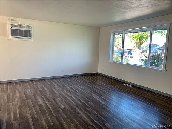3rd image of 721 S Grand Dr