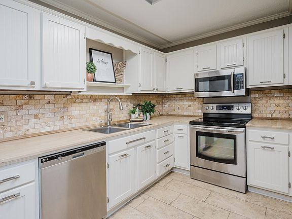 4th image of 1015 Woodland Vlg #1015